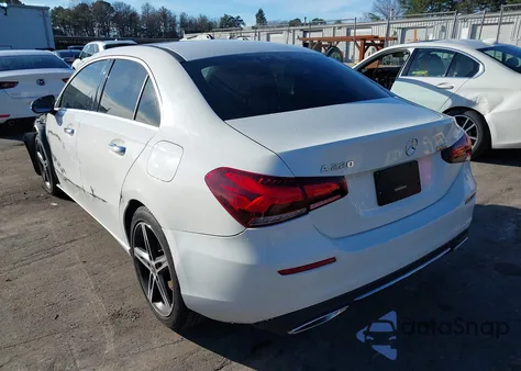 2020 Mercedes-Benz A 220 z USA, uszkodzony, nr VIN W1K3G4EB7LJ227345